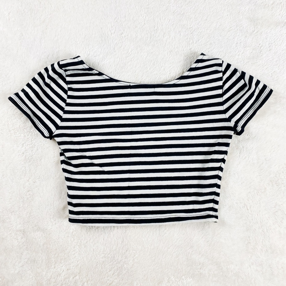 Forever 21 Black and White Striped Cropped Blouse Size Small